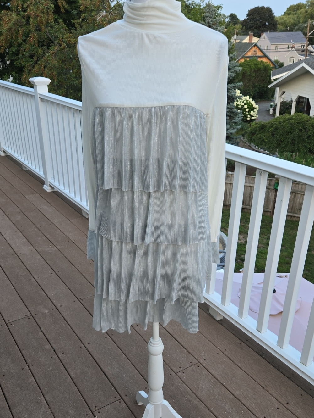 Windsor Tiered White and Silver Flapper Dress Turtleneck Pleated Dress Party L